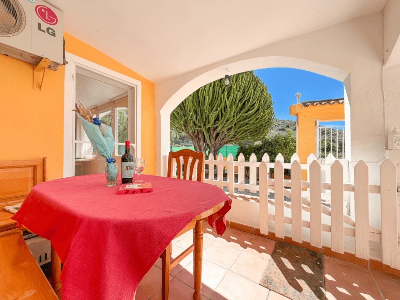Chalet en venta en Busot, Alicante: 3 dormitorios y jardín.