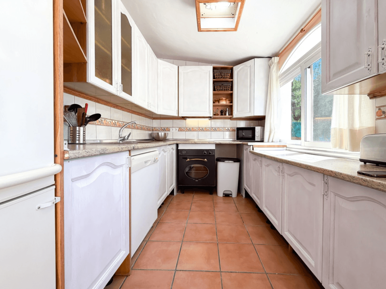 Chalet en venta en Busot, Alicante: 3 dormitorios y jardín.