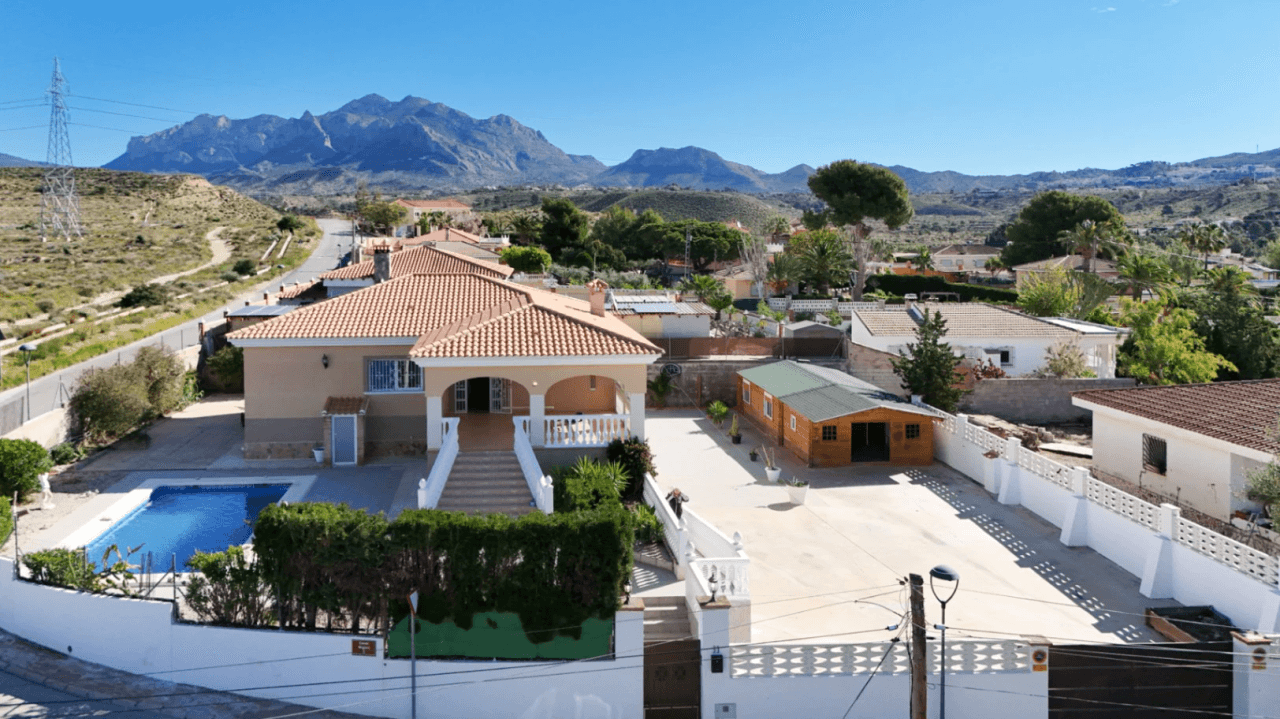 Chalet en venta con 4 habitaciones y piscina en Busot, Alicante.
