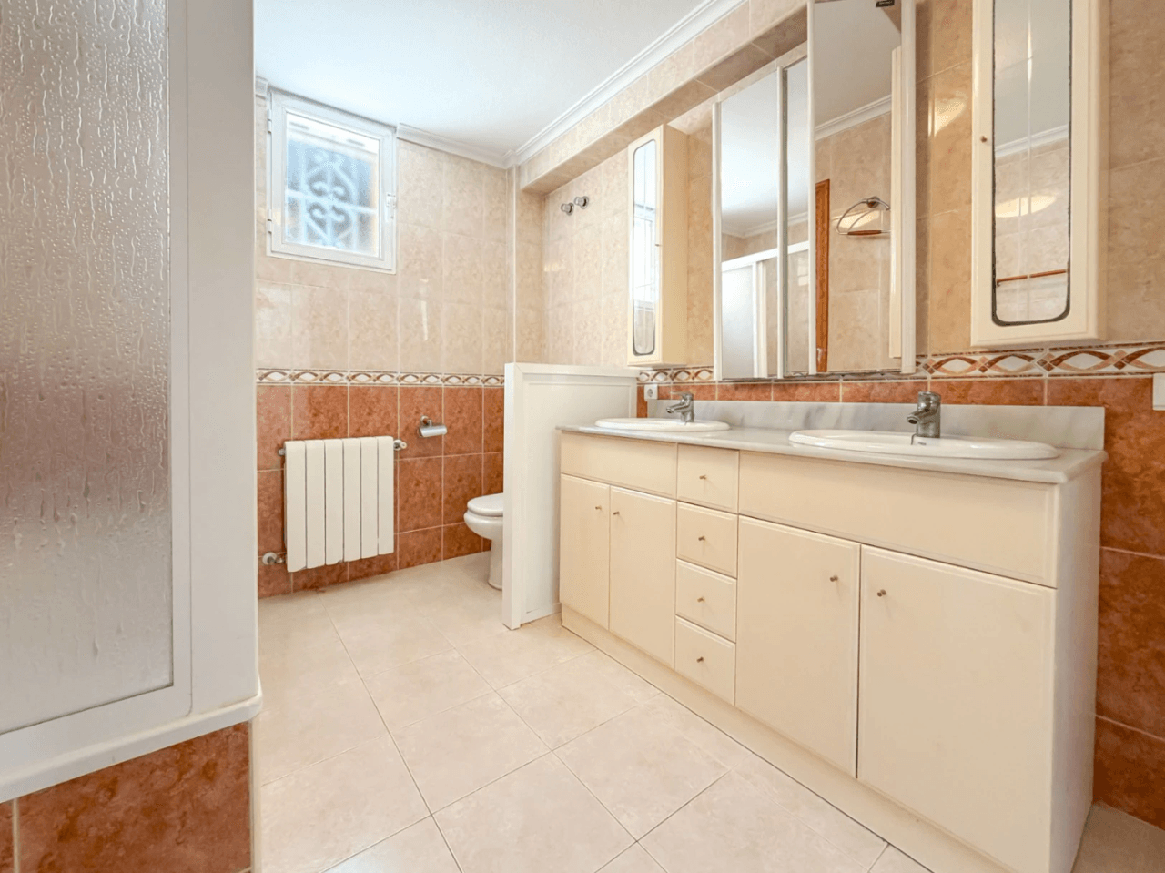 Chalet en venta con 4 habitaciones y piscina en Busot, Alicante.