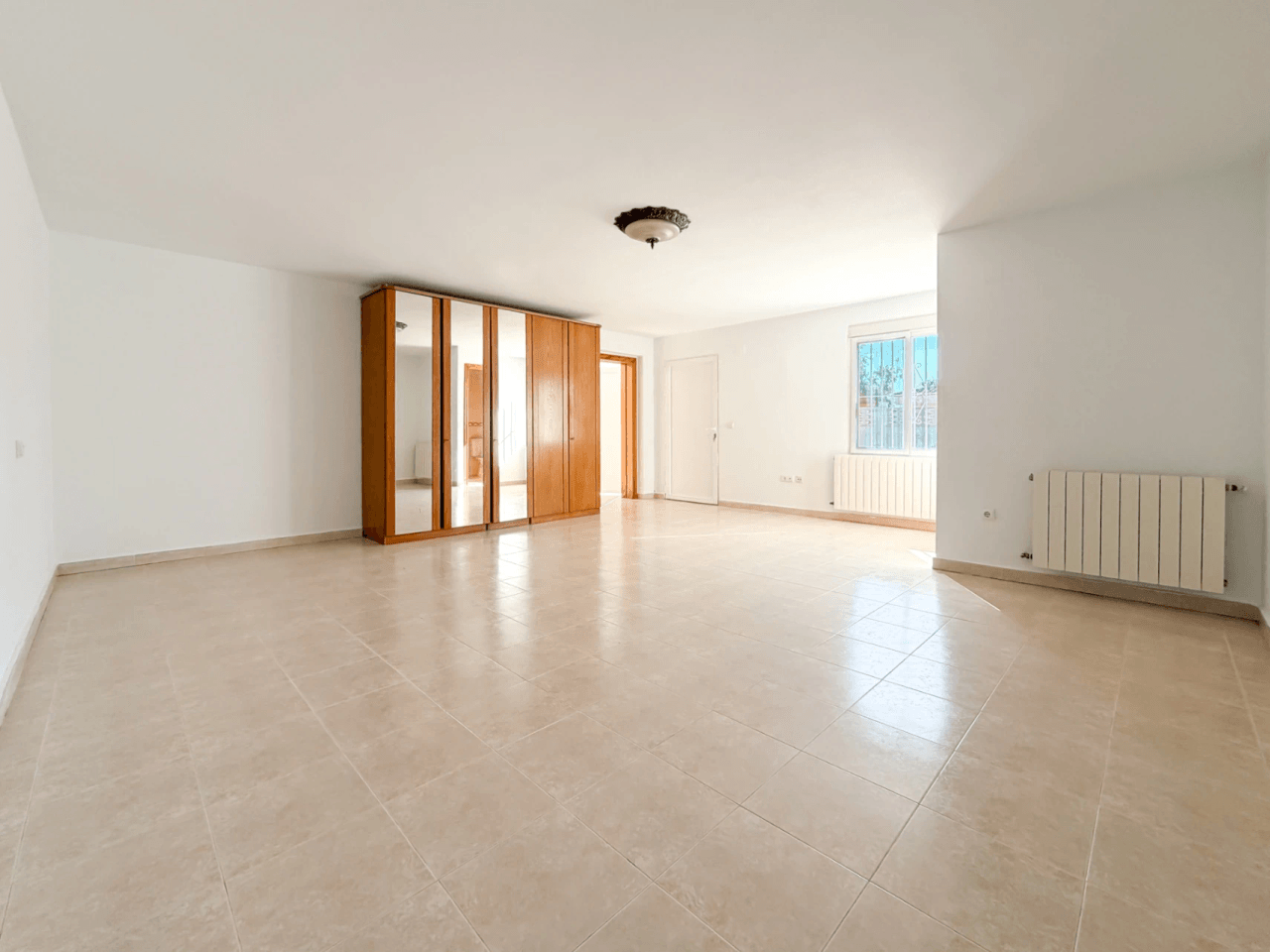 Chalet en venta con 4 habitaciones y piscina en Busot, Alicante.