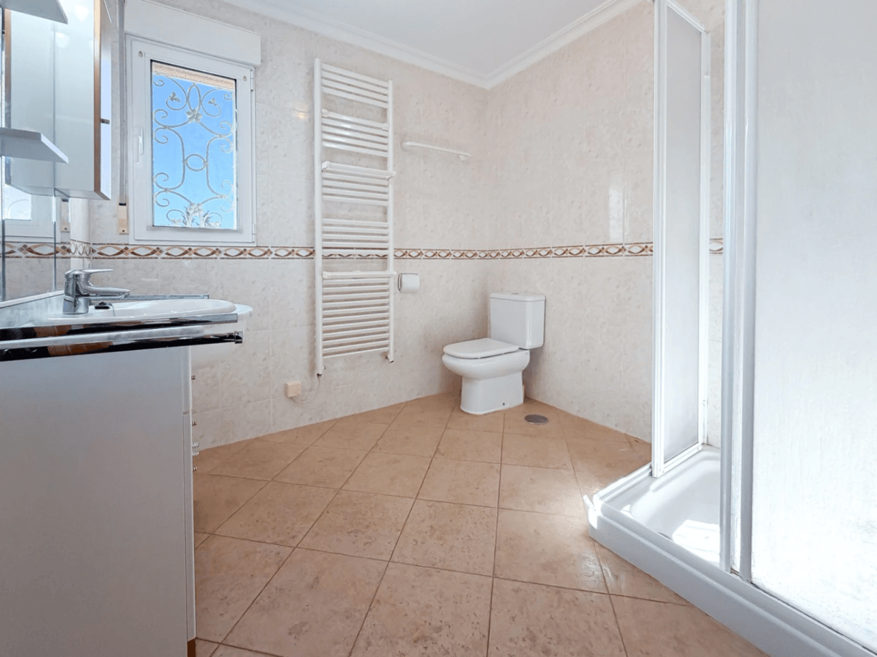 Chalet en venta con 4 habitaciones y piscina en Busot, Alicante.