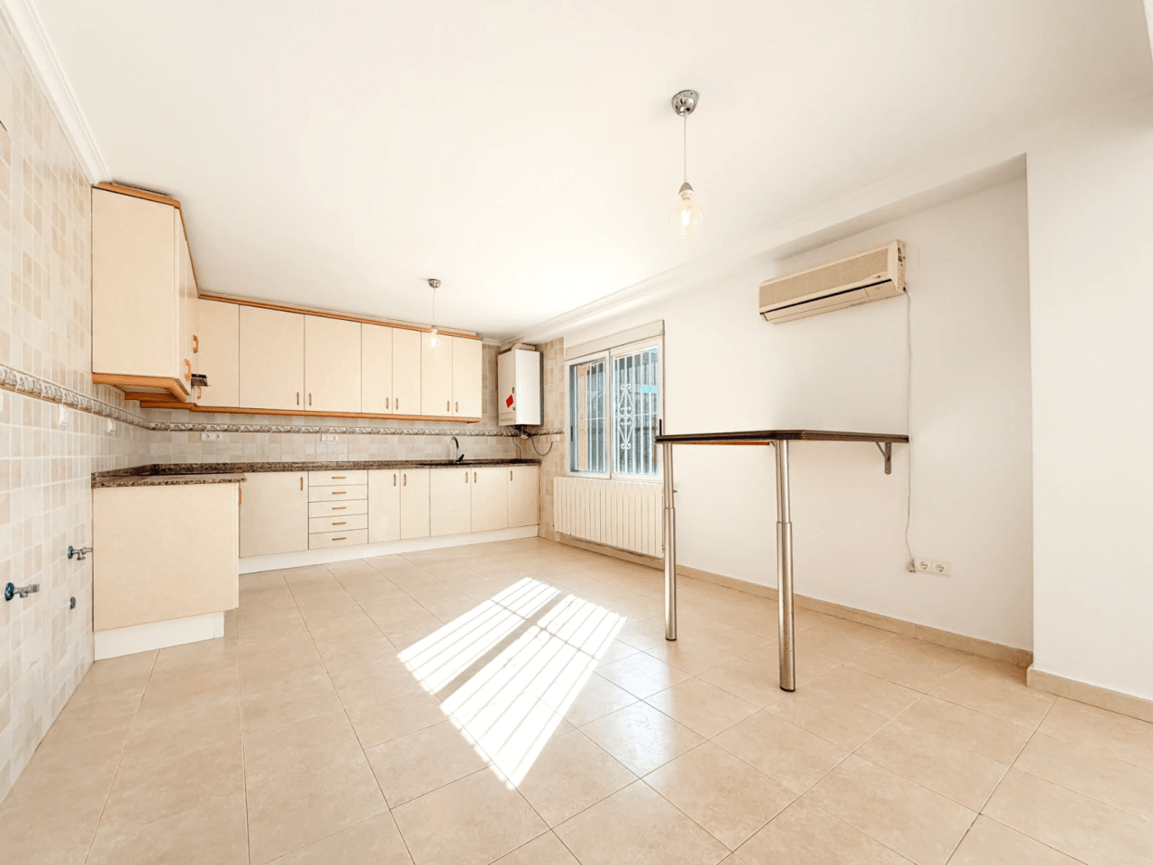 Chalet en venta con 4 habitaciones y piscina en Busot, Alicante.