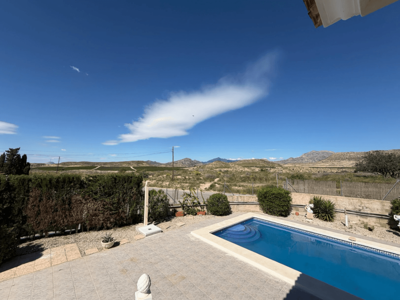 Chalet en venta con 4 habitaciones y piscina en Busot, Alicante.