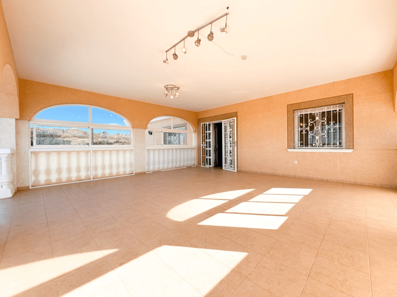 Chalet en venta con 4 habitaciones y piscina en Busot, Alicante.