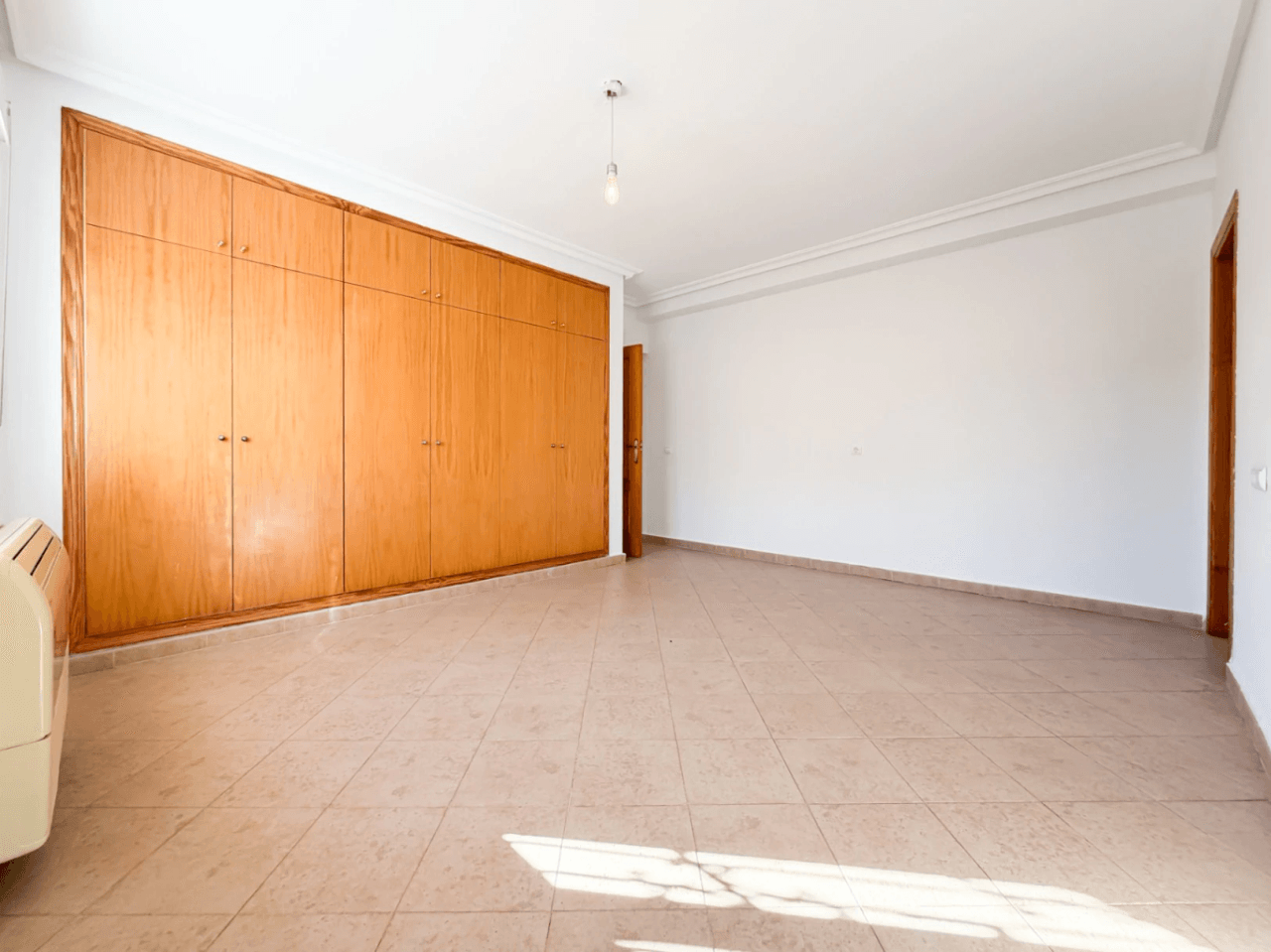 Chalet en venta con 4 habitaciones y piscina en Busot, Alicante.