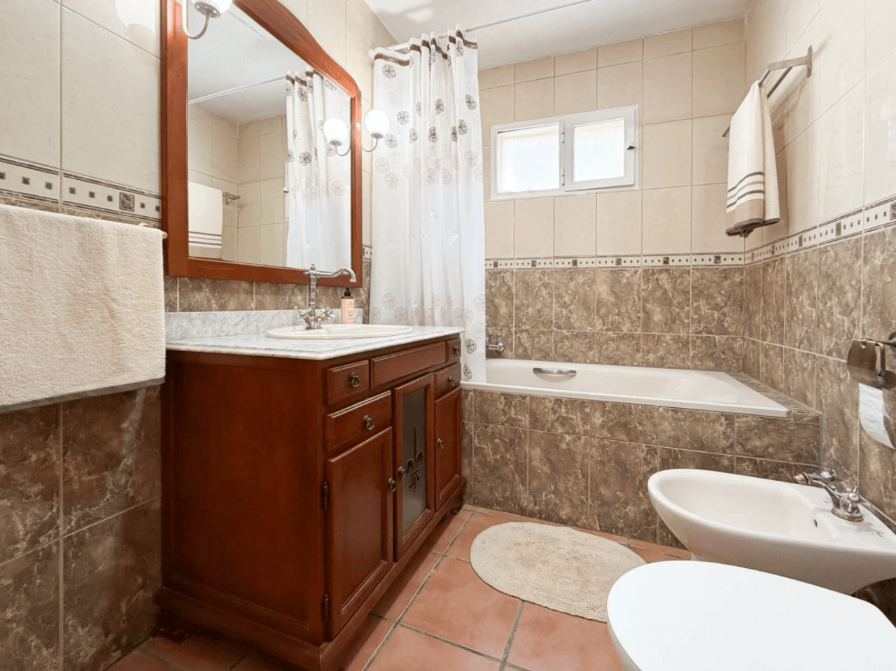 Chalet en venta en Busot, Alicante: 3 dormitorios y jardín.