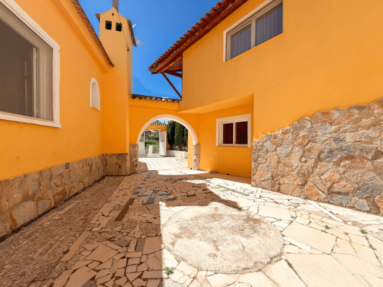 Chalet en venta en Busot, Alicante: 3 dormitorios y jardín.
