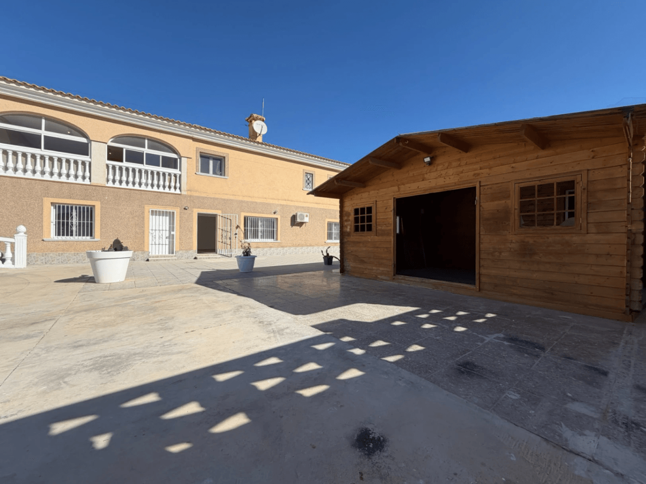 Chalet en venta con 4 habitaciones y piscina en Busot, Alicante.