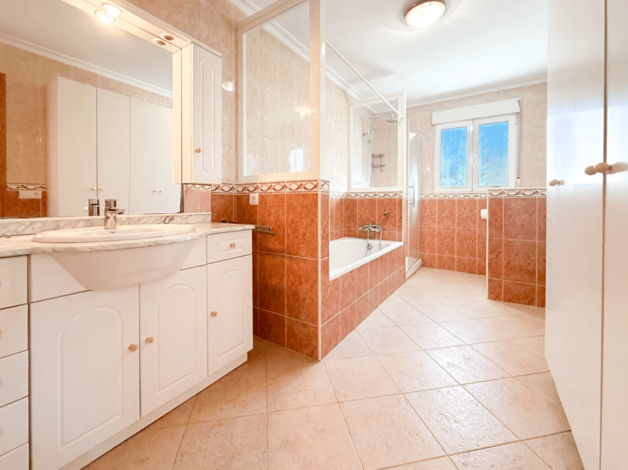 Chalet en venta con 4 habitaciones y piscina en Busot, Alicante.