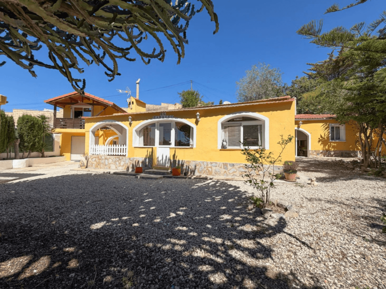Chalet en venta en Busot, Alicante: 3 dormitorios y jardín.