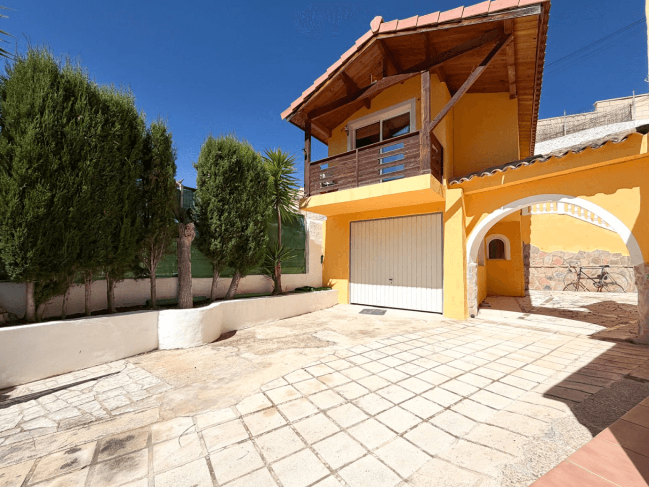 Chalet en venta en Busot, Alicante: 3 dormitorios y jardín.