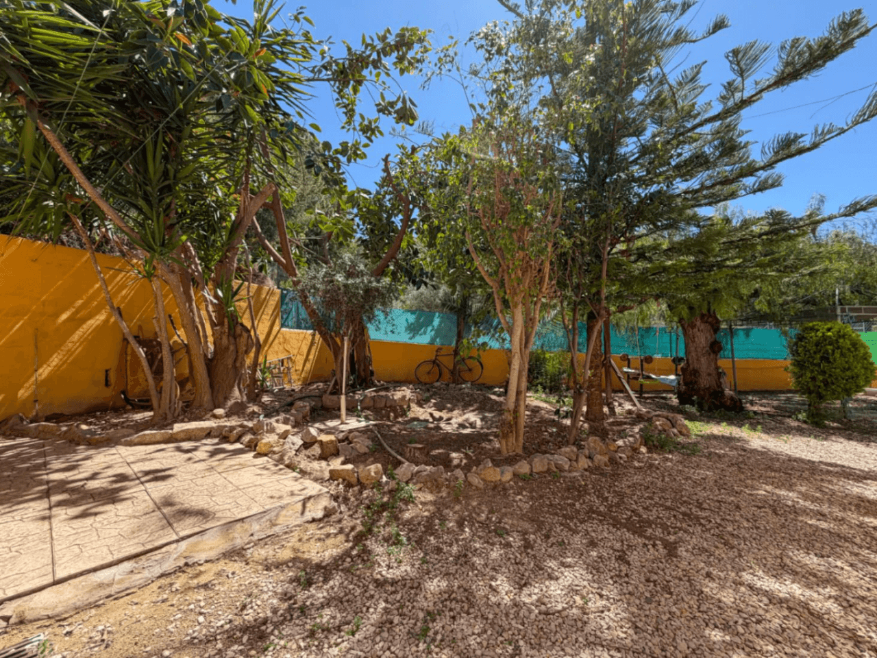 Chalet en venta en Busot, Alicante: 3 dormitorios y jardín.