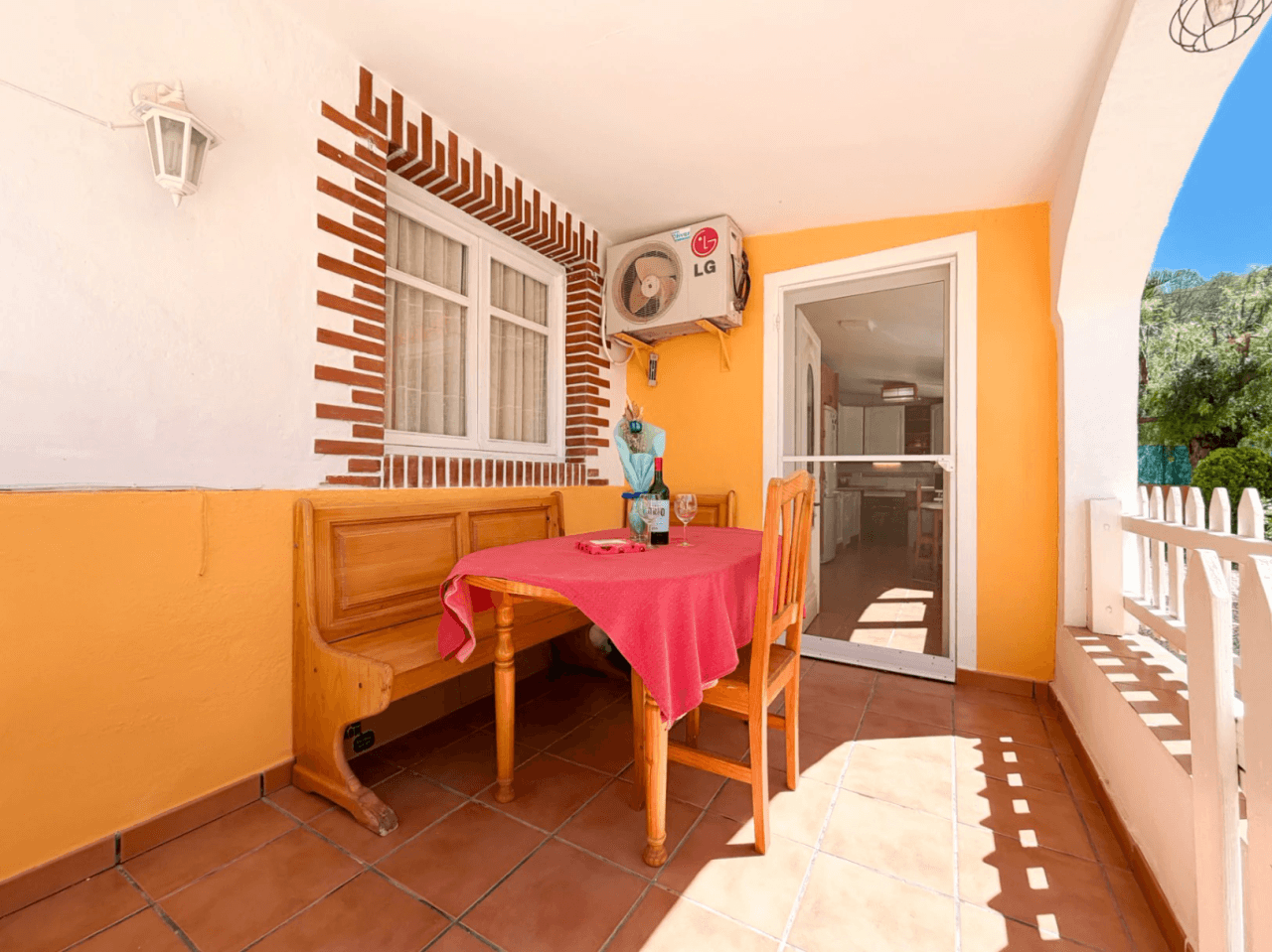 Chalet en venta en Busot, Alicante: 3 dormitorios y jardín.