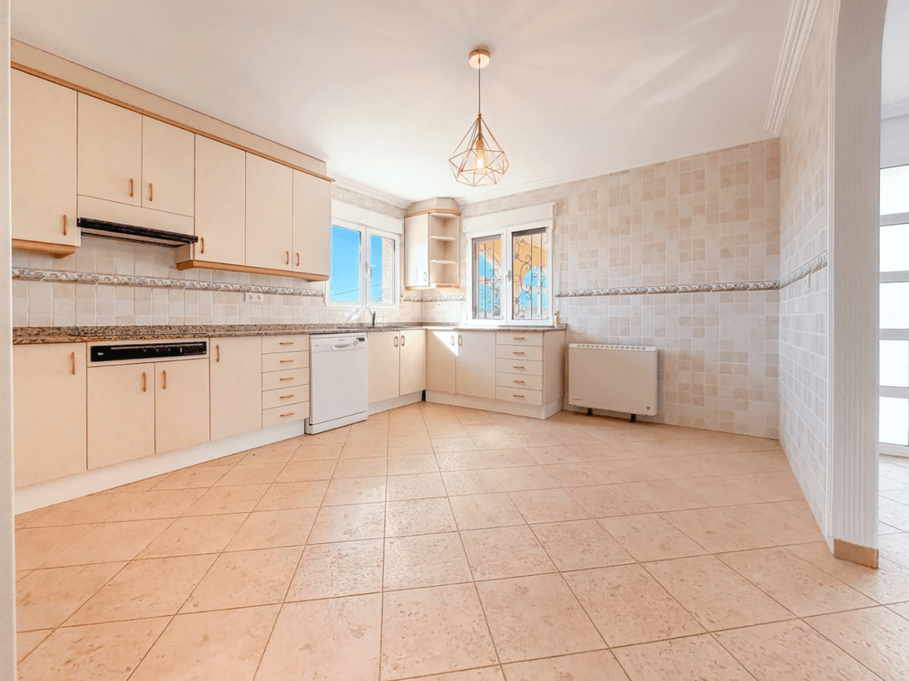 Chalet en venta con 4 habitaciones y piscina en Busot, Alicante.