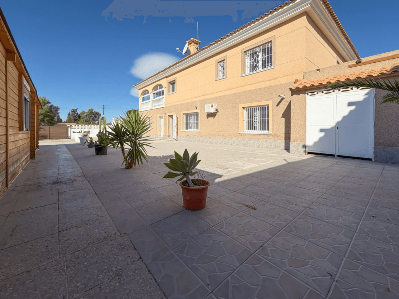 Chalet en venta con 4 habitaciones y piscina en Busot, Alicante.