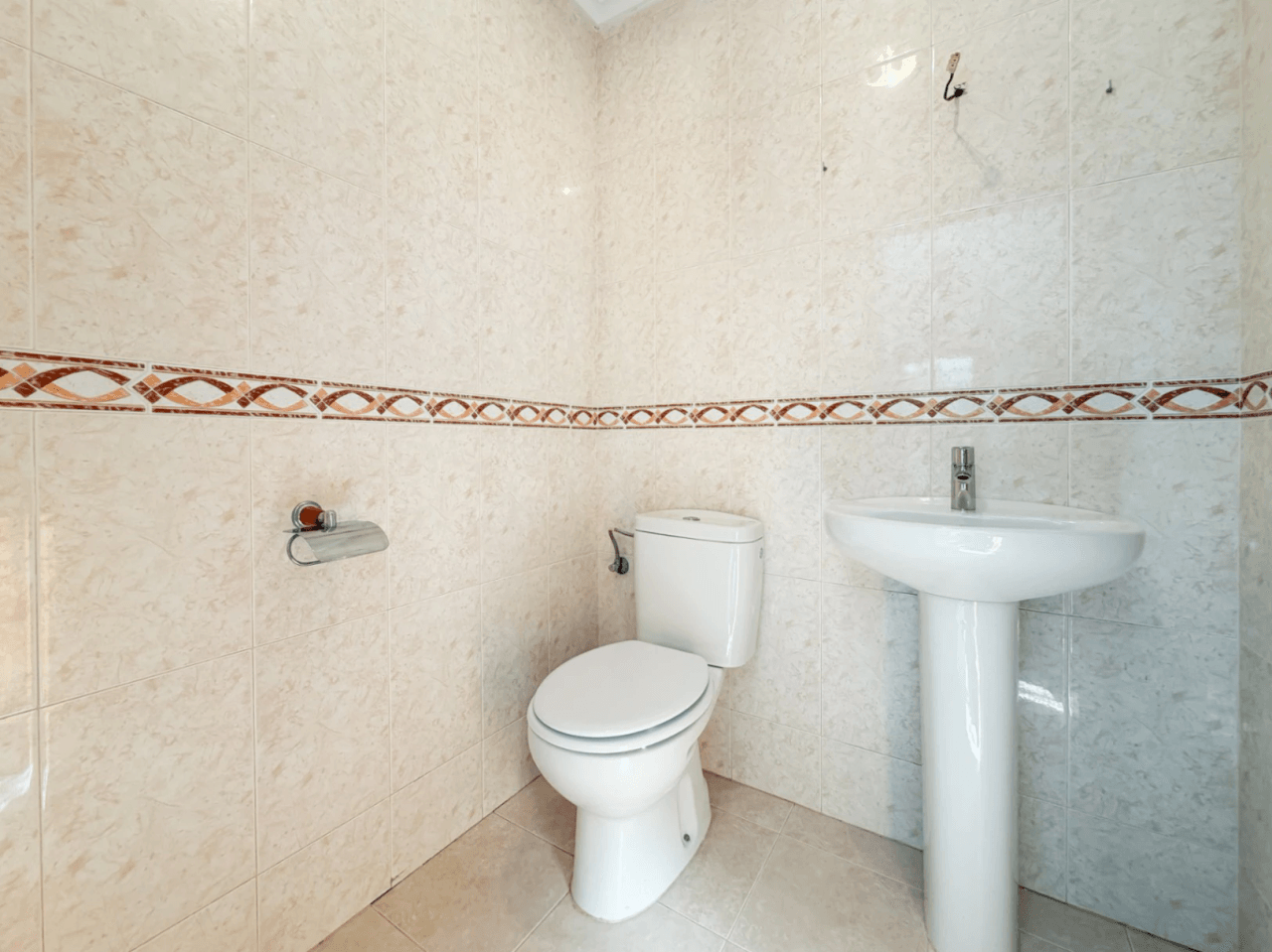 Chalet en venta con 4 habitaciones y piscina en Busot, Alicante.