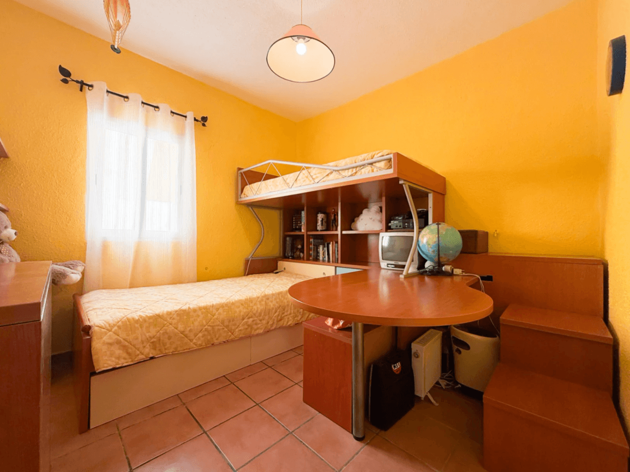 Chalet en venta en Busot, Alicante: 3 dormitorios y jardín.