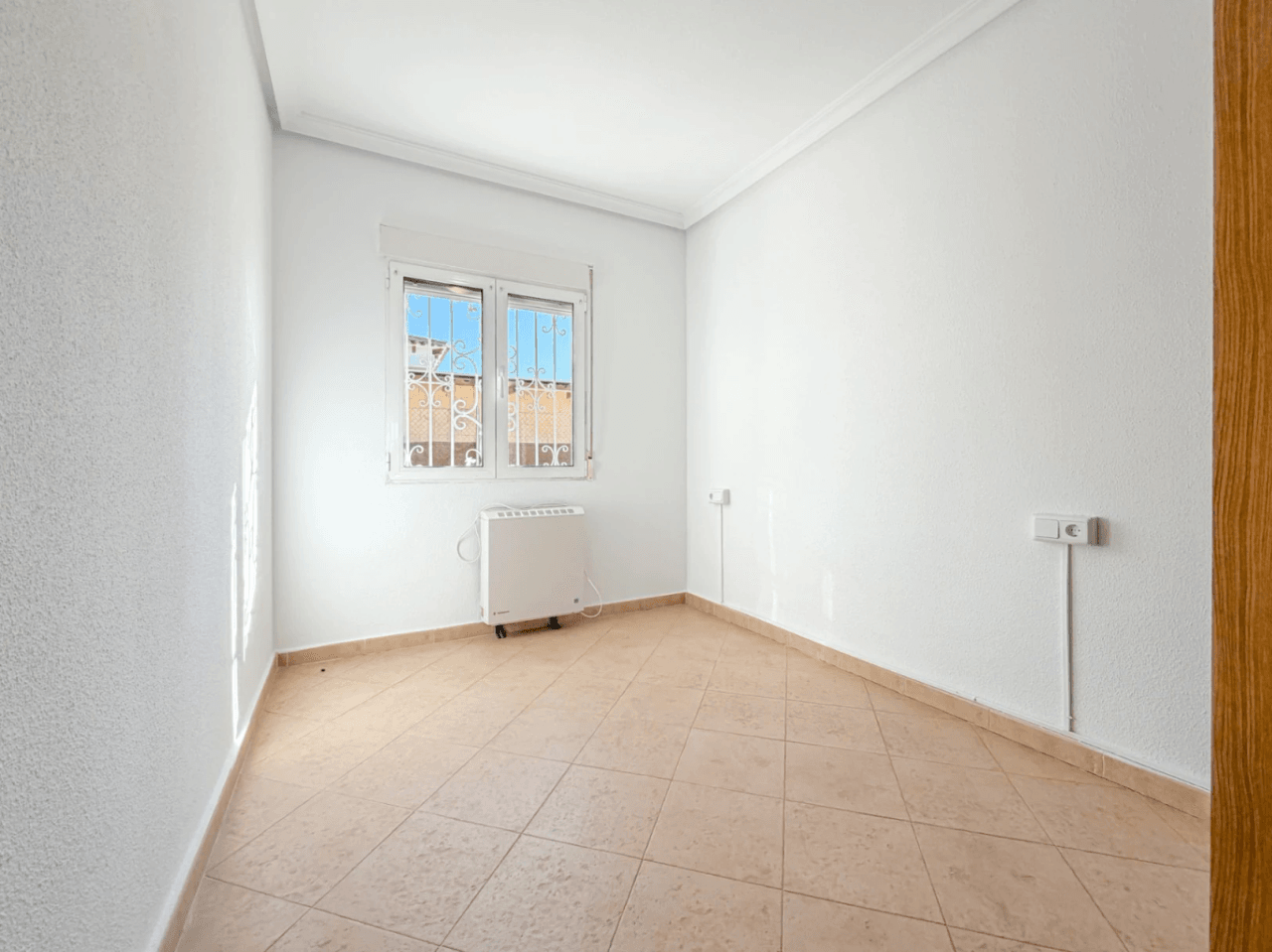 Chalet en venta con 4 habitaciones y piscina en Busot, Alicante.