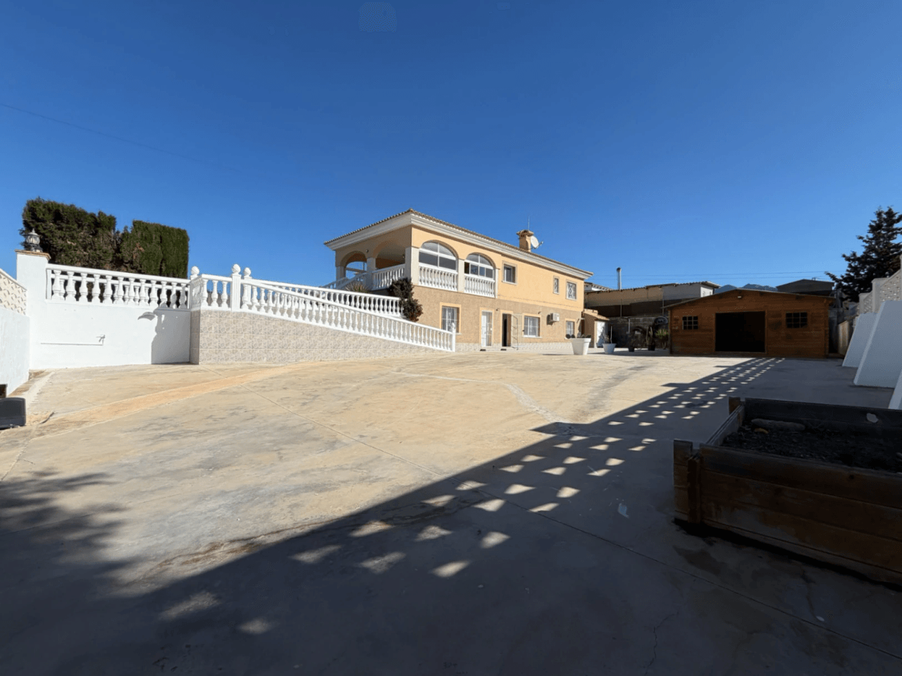 Chalet en venta con 4 habitaciones y piscina en Busot, Alicante.