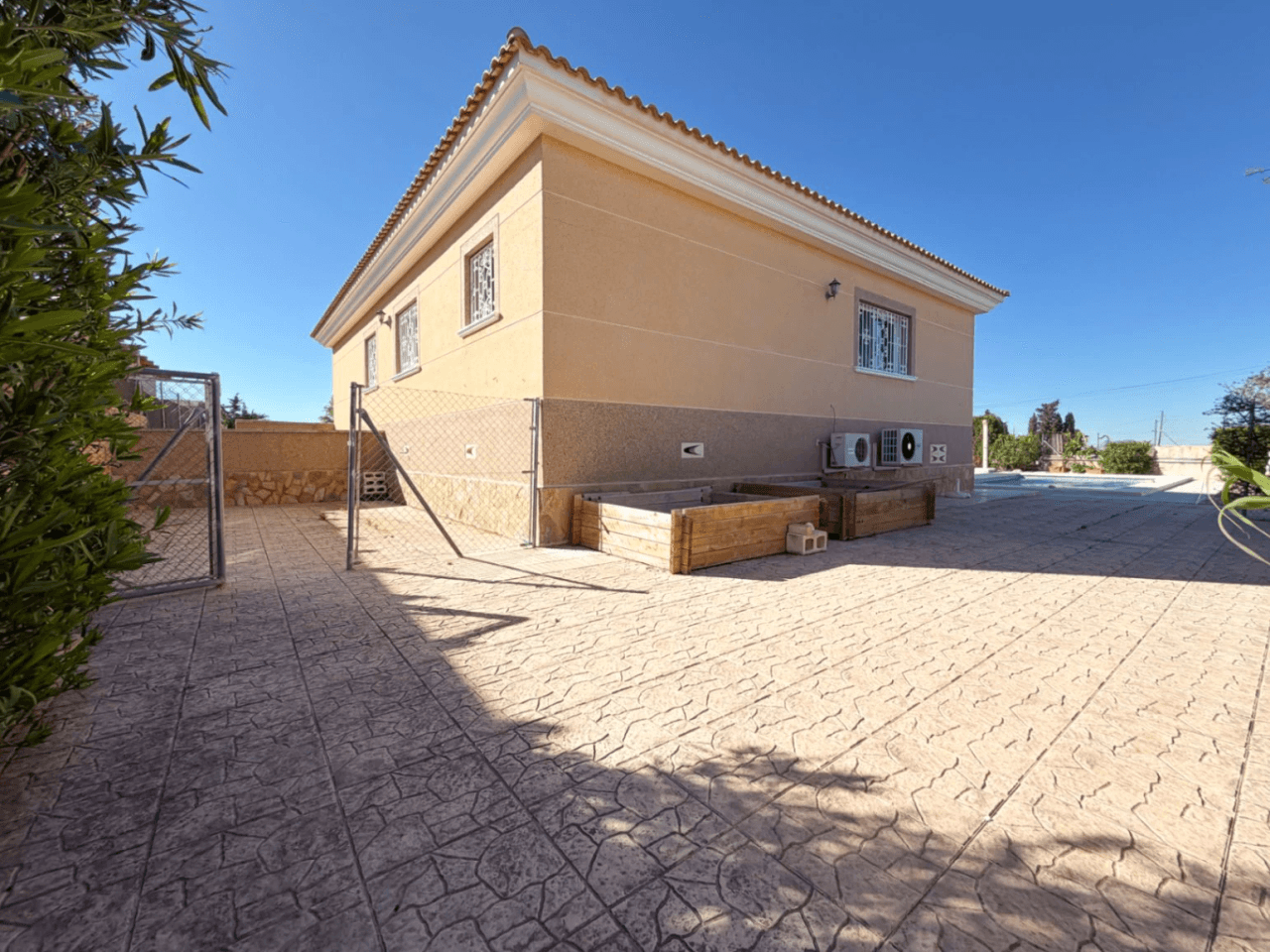 Chalet en venta con 4 habitaciones y piscina en Busot, Alicante.
