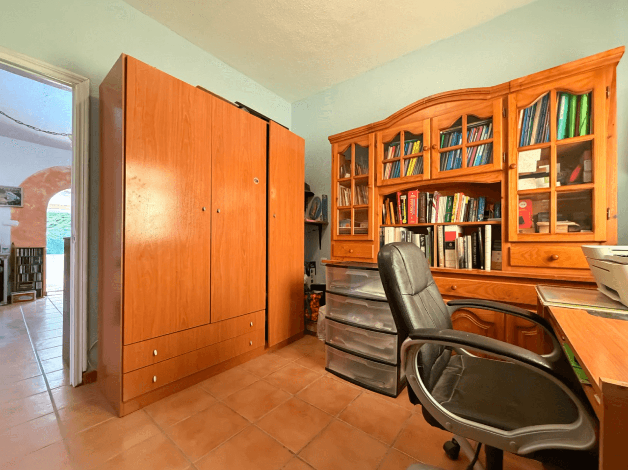 Chalet en venta en Busot, Alicante: 3 dormitorios y jardín.