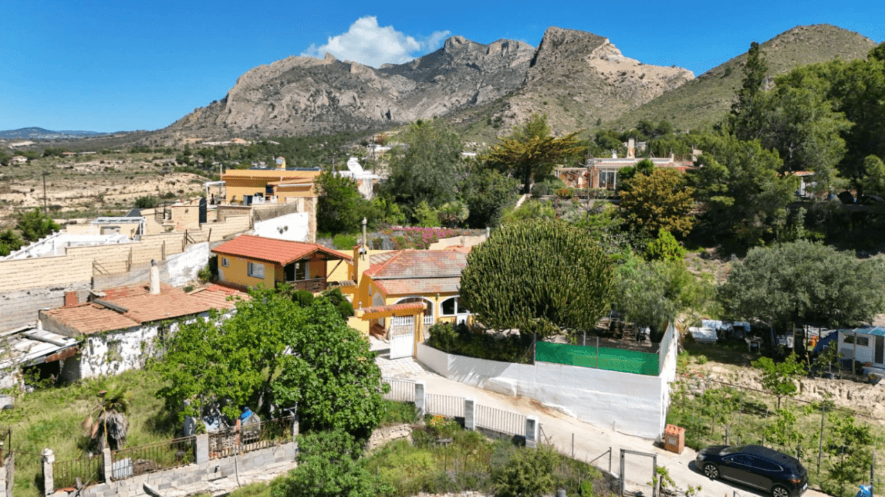 Chalet en venta en Busot, Alicante: 3 dormitorios y jardín.