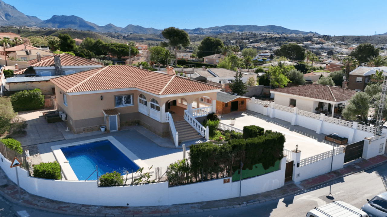 Chalet en venta con 4 habitaciones y piscina en Busot, Alicante.