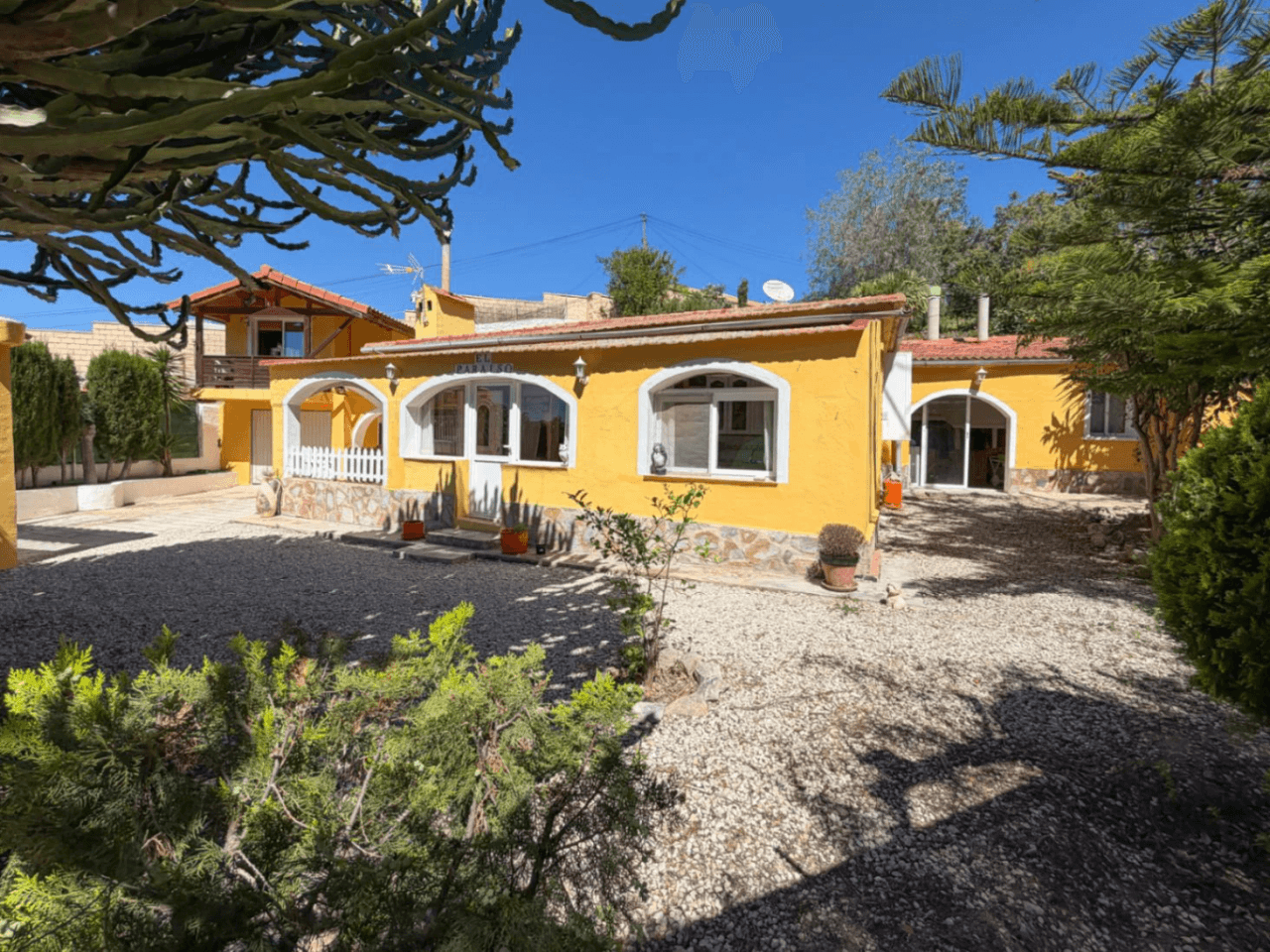 Chalet en venta en Busot, Alicante: 3 dormitorios y jardín.