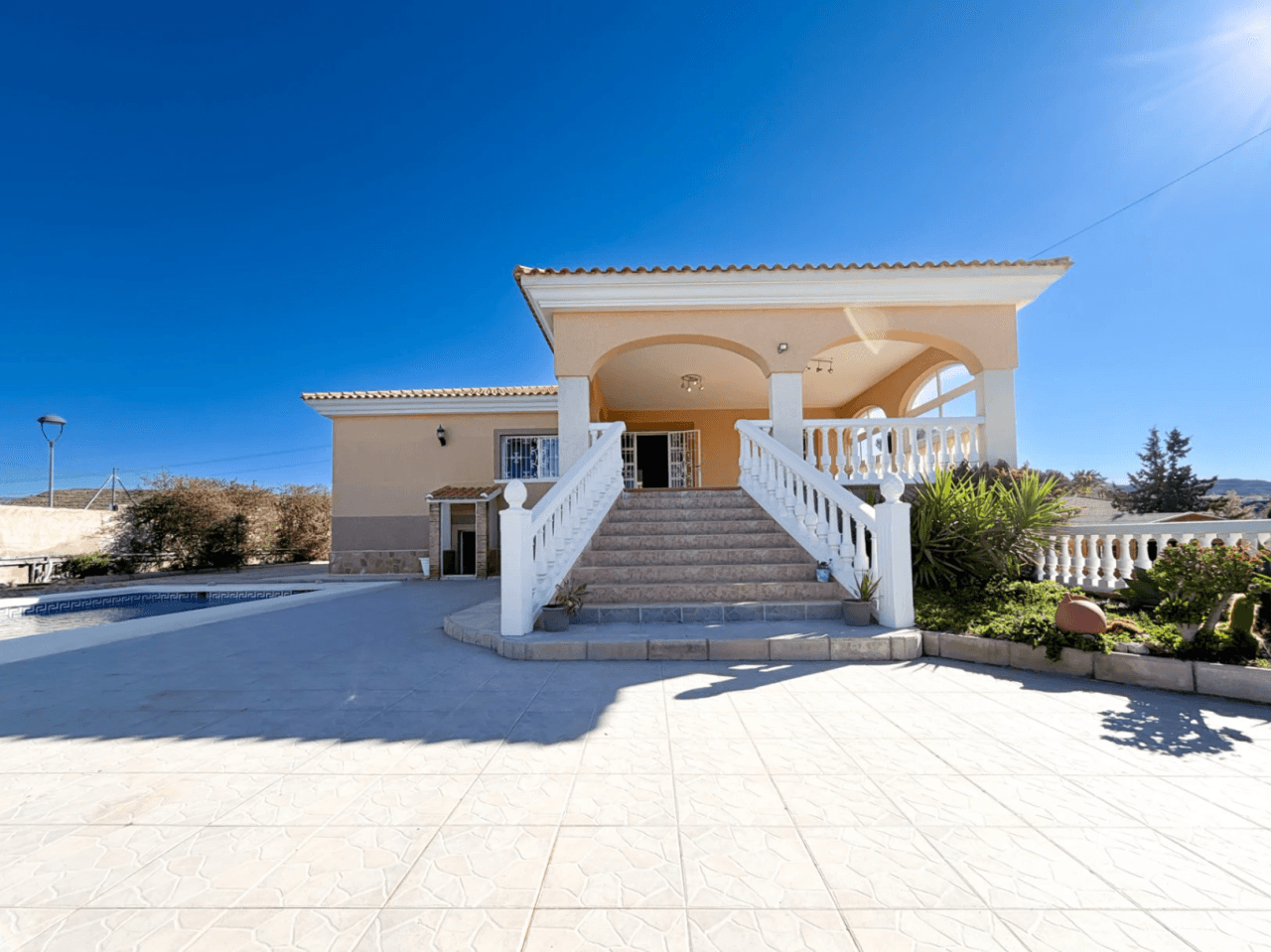 Chalet en venta con 4 habitaciones y piscina en Busot, Alicante.