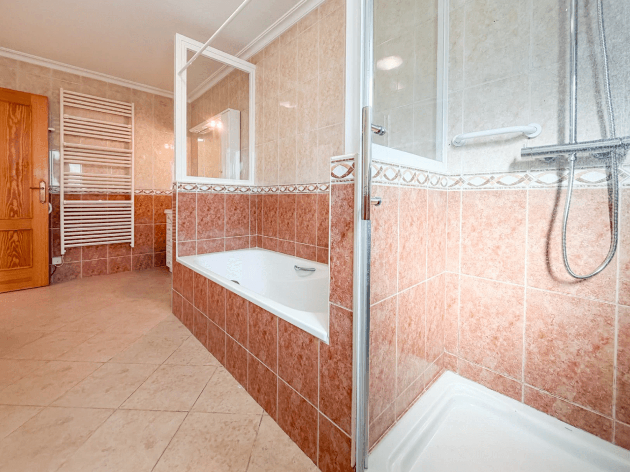 Chalet en venta con 4 habitaciones y piscina en Busot, Alicante.