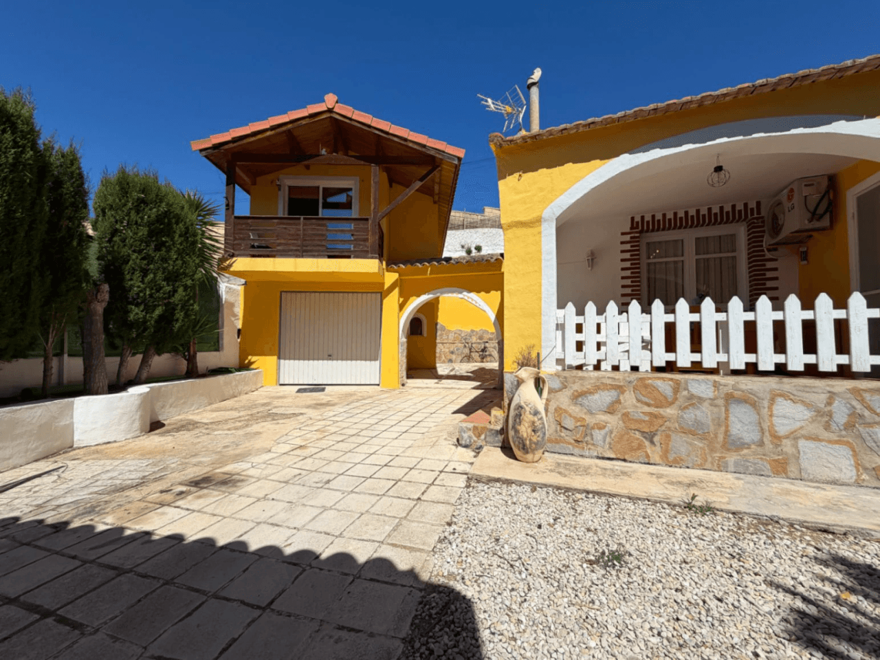 Chalet en venta en Busot, Alicante: 3 dormitorios y jardín.