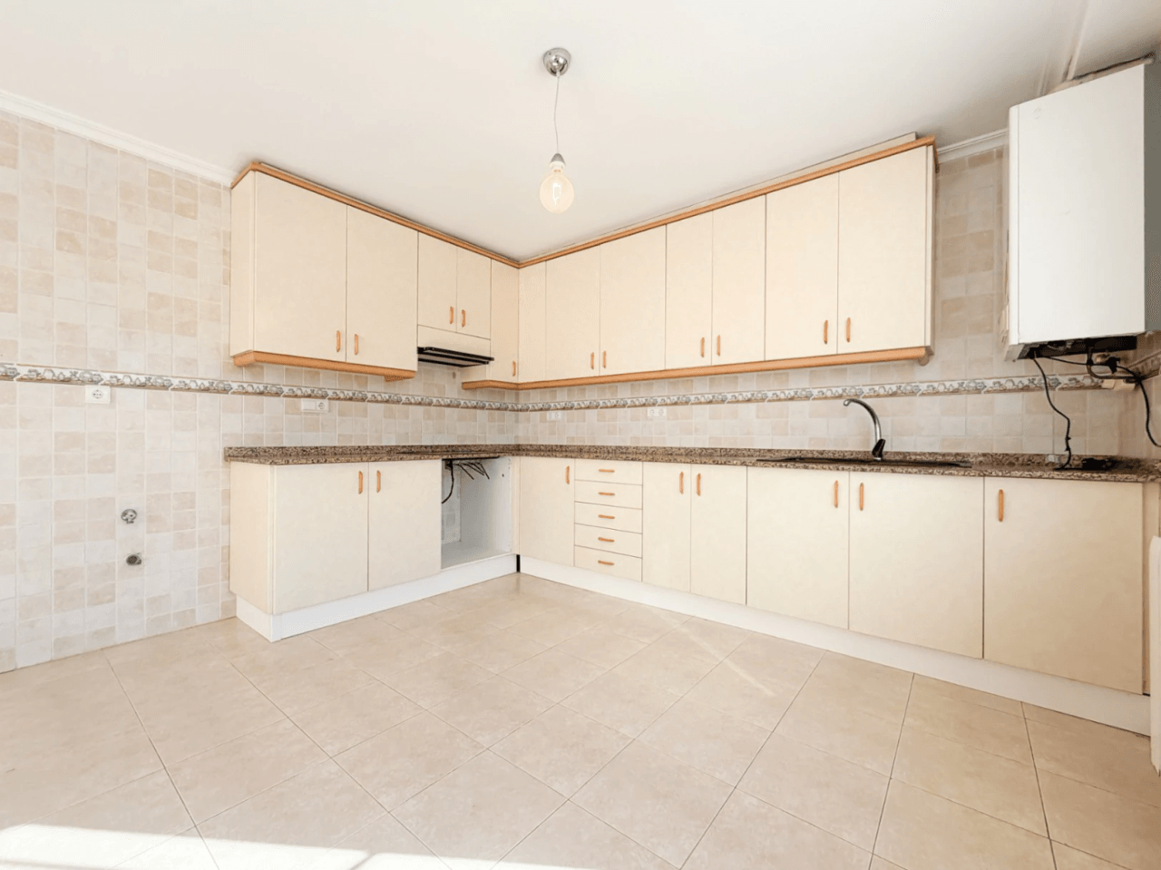 Chalet en venta con 4 habitaciones y piscina en Busot, Alicante.