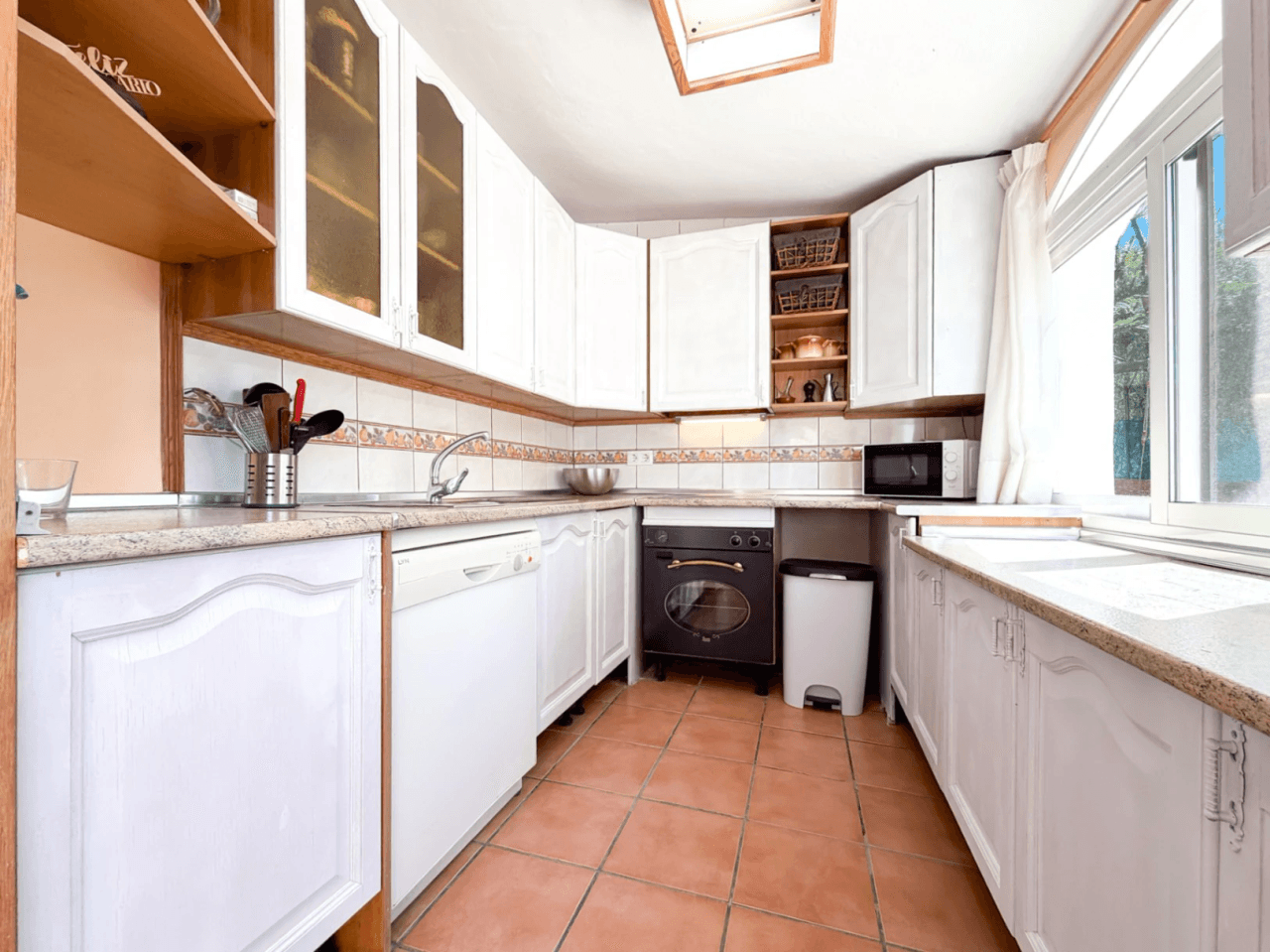 Chalet en venta en Busot, Alicante: 3 dormitorios y jardín.