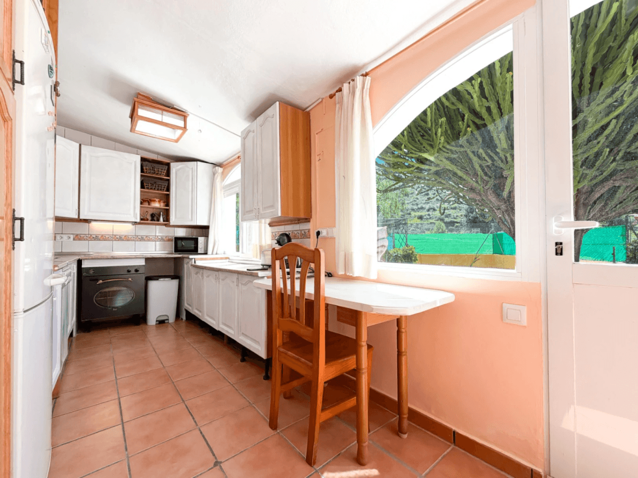 Chalet en venta en Busot, Alicante: 3 dormitorios y jardín.