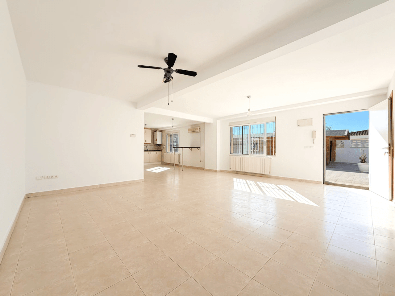 Chalet en venta con 4 habitaciones y piscina en Busot, Alicante.