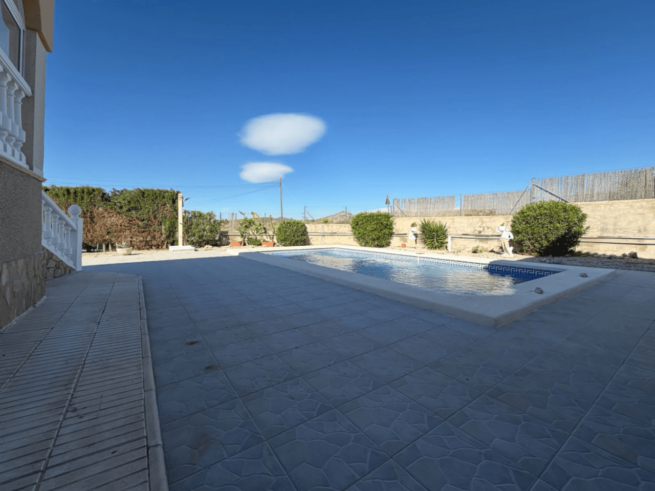 Chalet en venta con 4 habitaciones y piscina en Busot, Alicante.