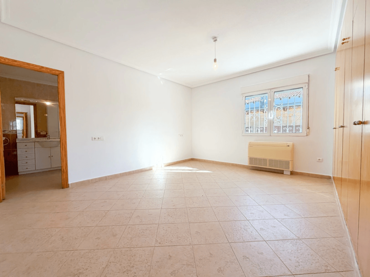 Chalet en venta con 4 habitaciones y piscina en Busot, Alicante.