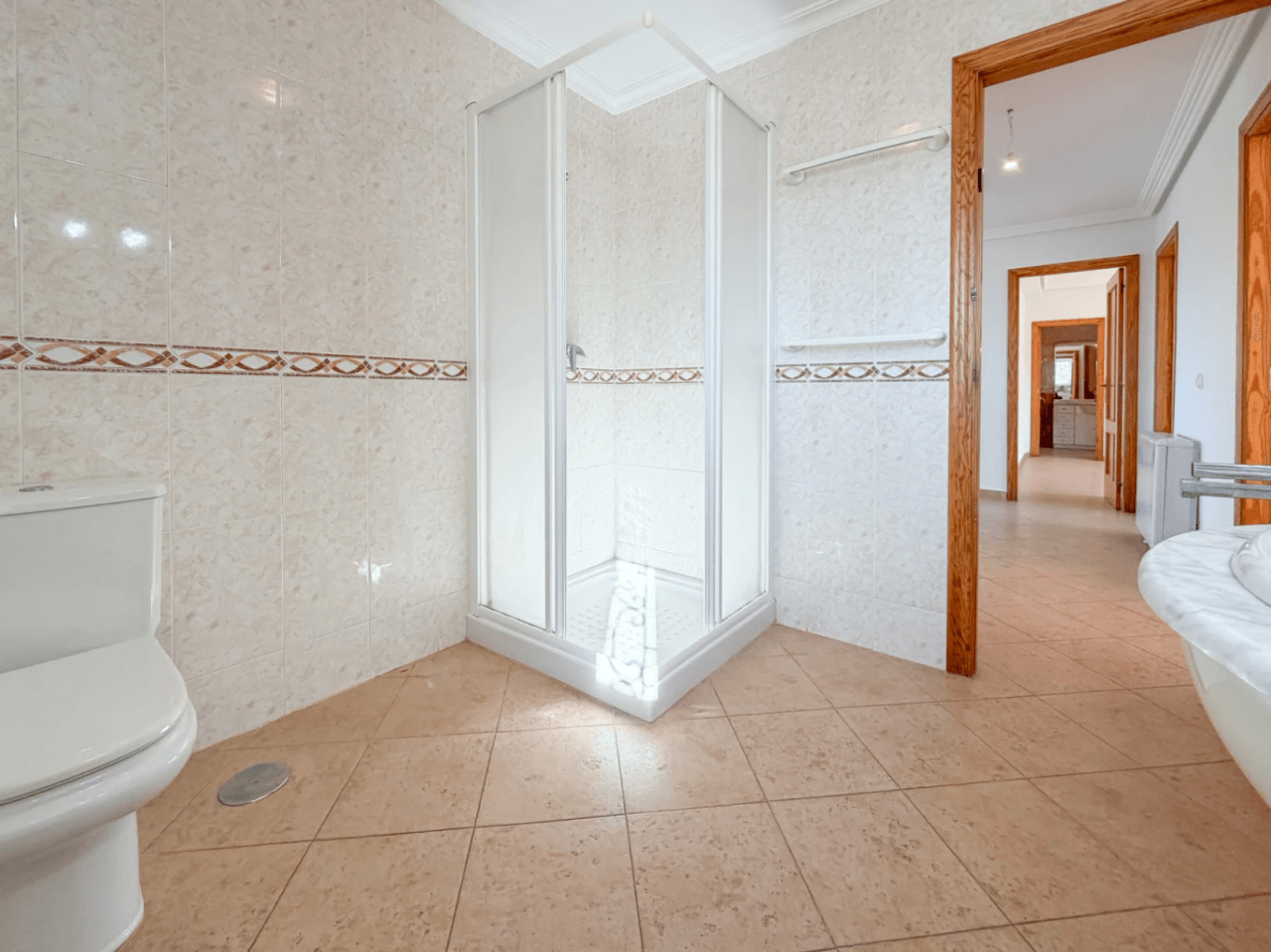 Chalet en venta con 4 habitaciones y piscina en Busot, Alicante.