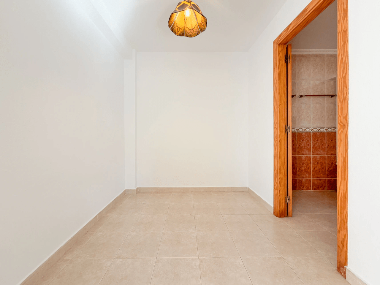 Chalet en venta con 4 habitaciones y piscina en Busot, Alicante.