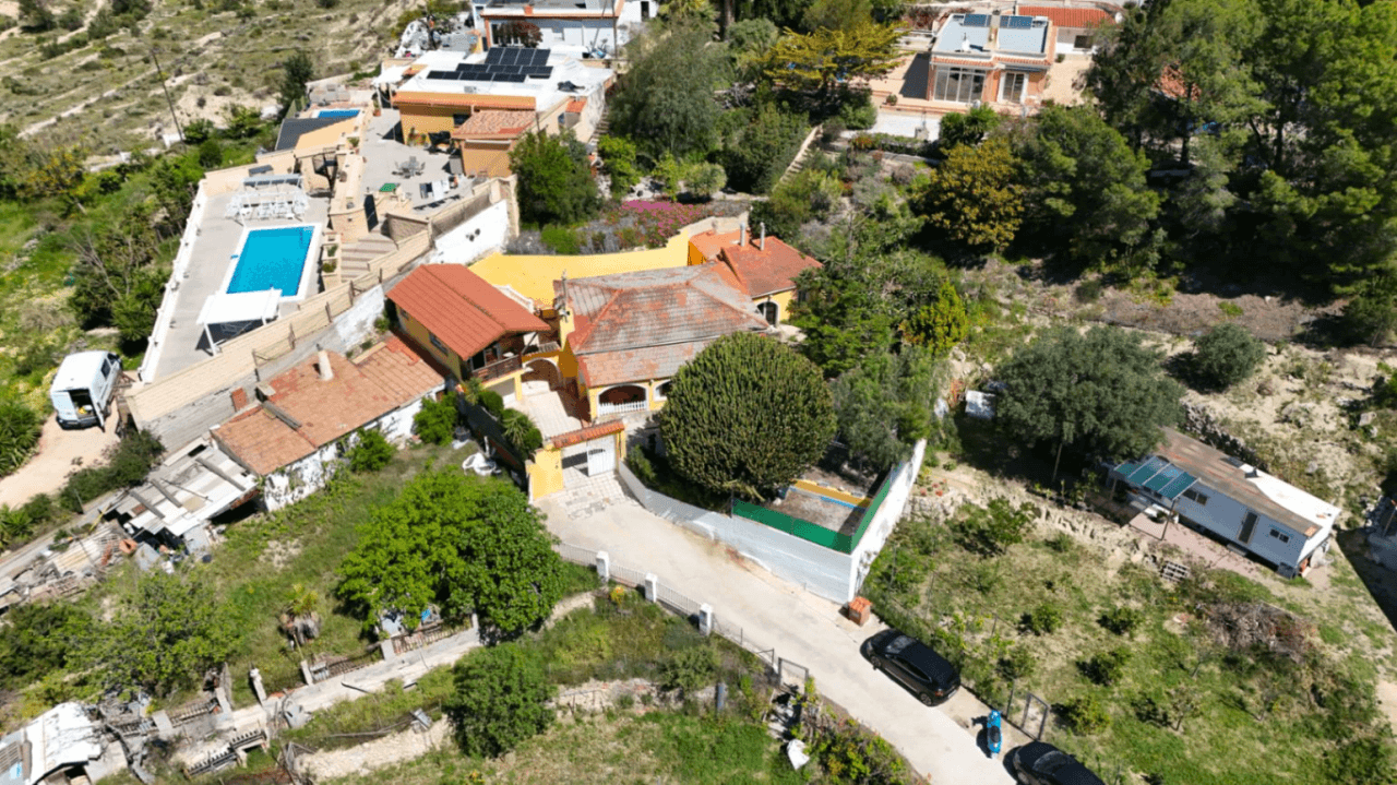 Chalet en venta en Busot, Alicante: 3 dormitorios y jardín.