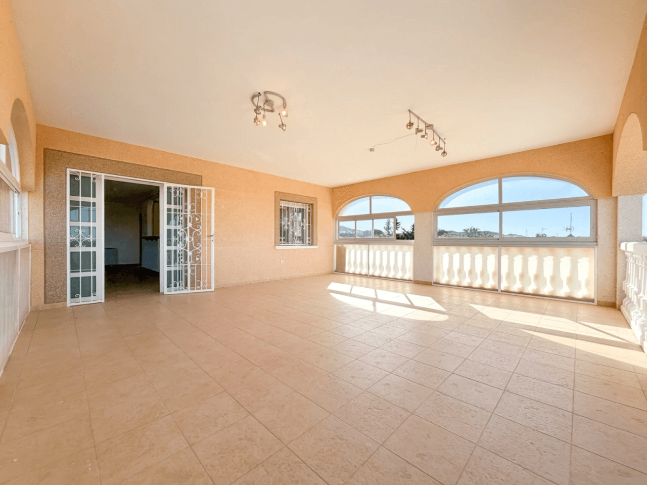 Chalet en venta con 4 habitaciones y piscina en Busot, Alicante.