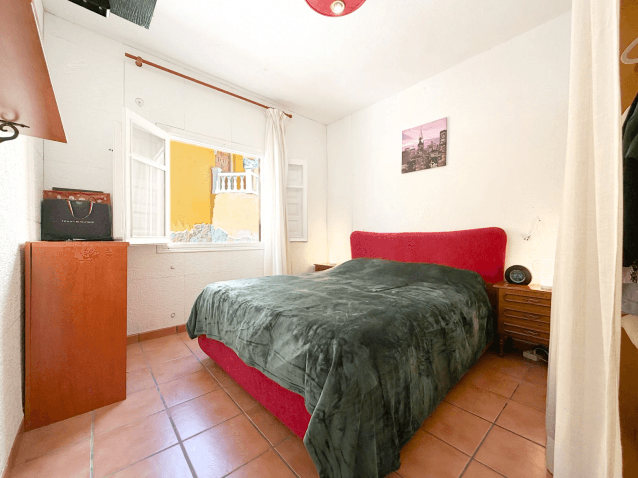Chalet en venta en Busot, Alicante: 3 dormitorios y jardín.