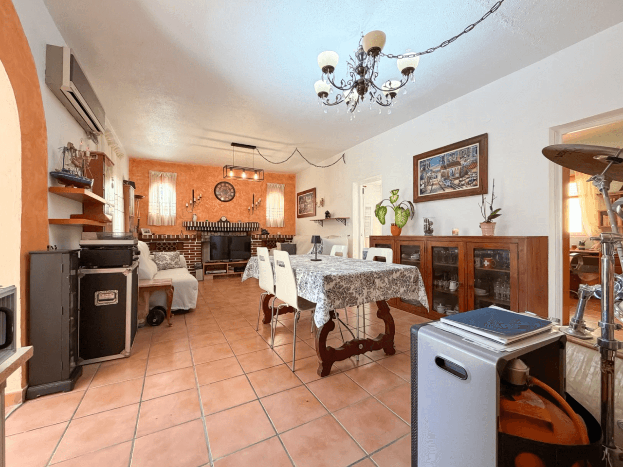 Chalet en venta en Busot, Alicante: 3 dormitorios y jardín.