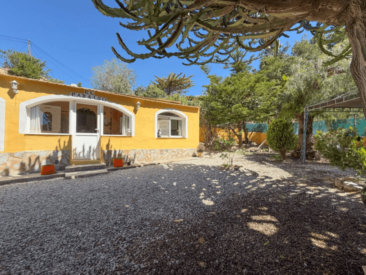 Chalet en venta en Busot, Alicante: 3 dormitorios y jardín.