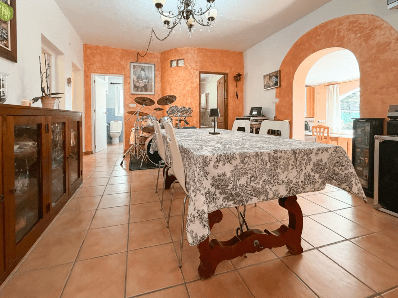Chalet en venta en Busot, Alicante: 3 dormitorios y jardín.