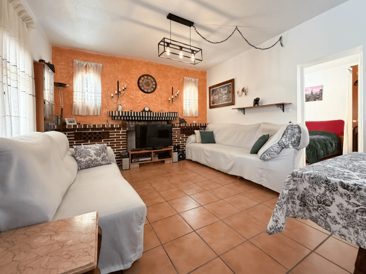 Chalet en venta en Busot, Alicante: 3 dormitorios y jardín.