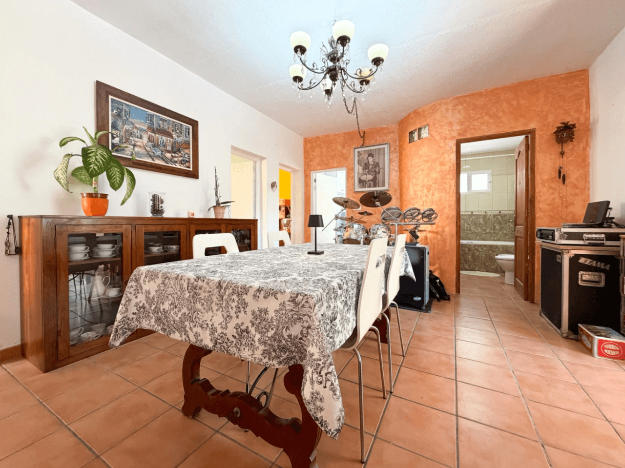 Chalet en venta en Busot, Alicante: 3 dormitorios y jardín.