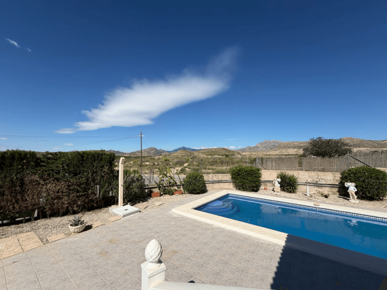 Chalet en venta con 4 habitaciones y piscina en Busot, Alicante.