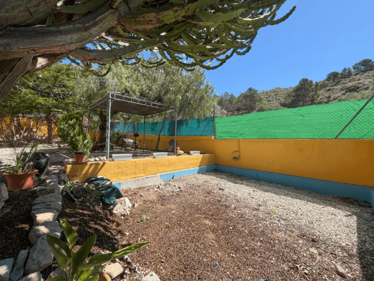 Chalet en venta en Busot, Alicante: 3 dormitorios y jardín.